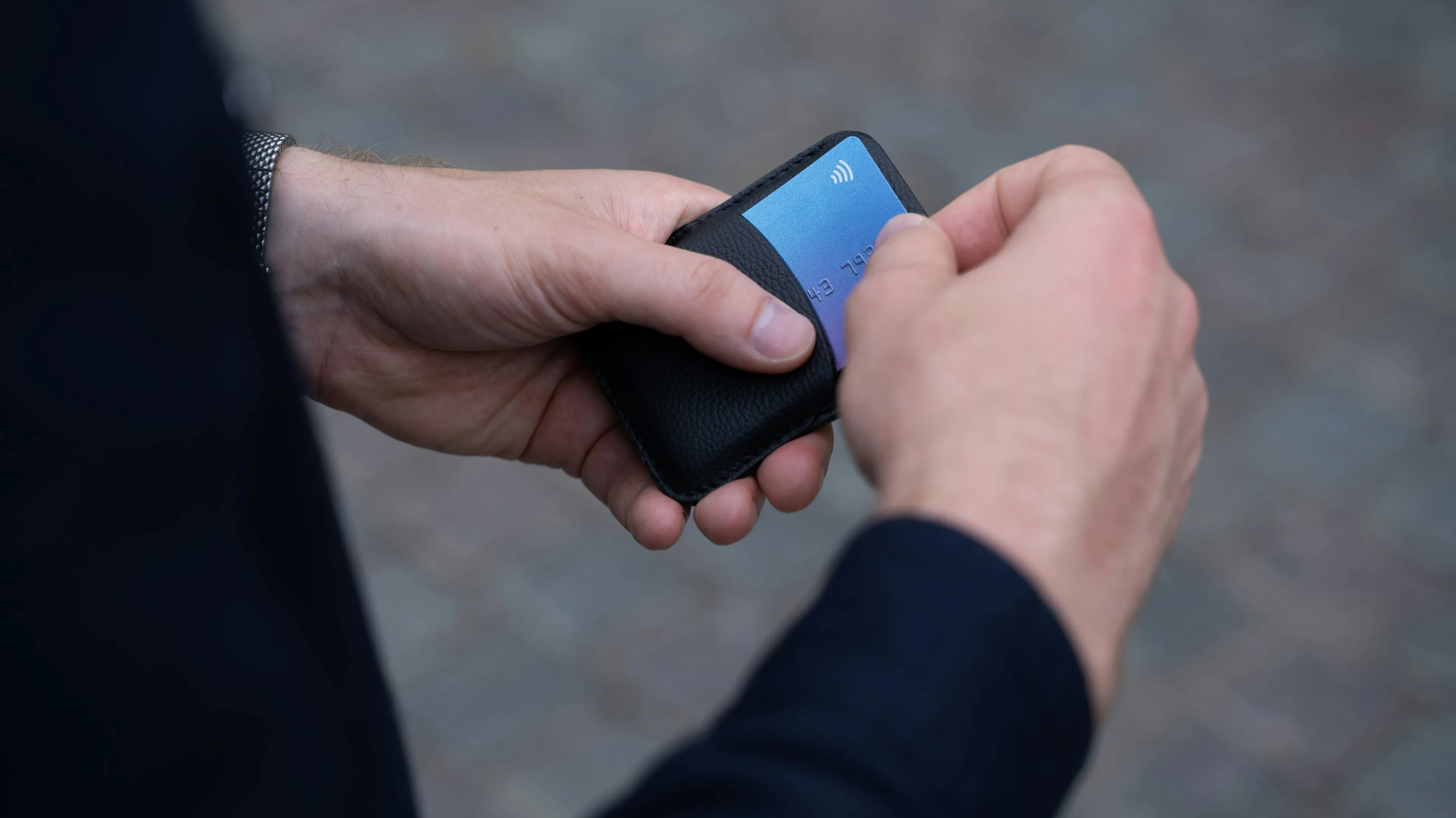В Европе уже есть как минимум три кейса с банками Revolut, OTP Bank и Luminor, когда регуляторы и суды встали на сторону клиентов из-за оверкомплаенса / Фото: Aleksandrs Karevs/ Unsplash