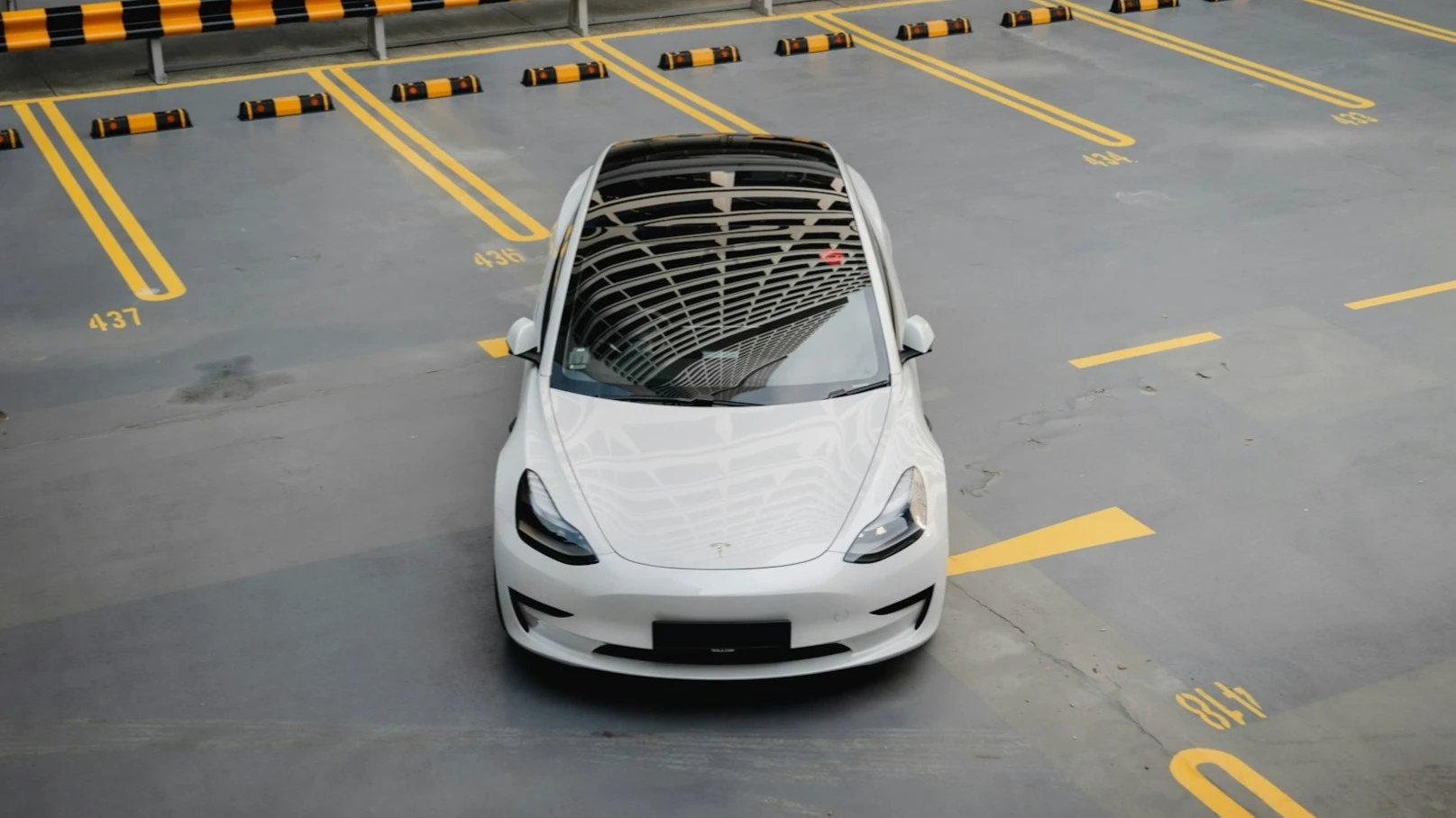 Tesla поставила больше 480 000 электромобилей во втором квартале / Фото: Unsplash/Sandra Tan