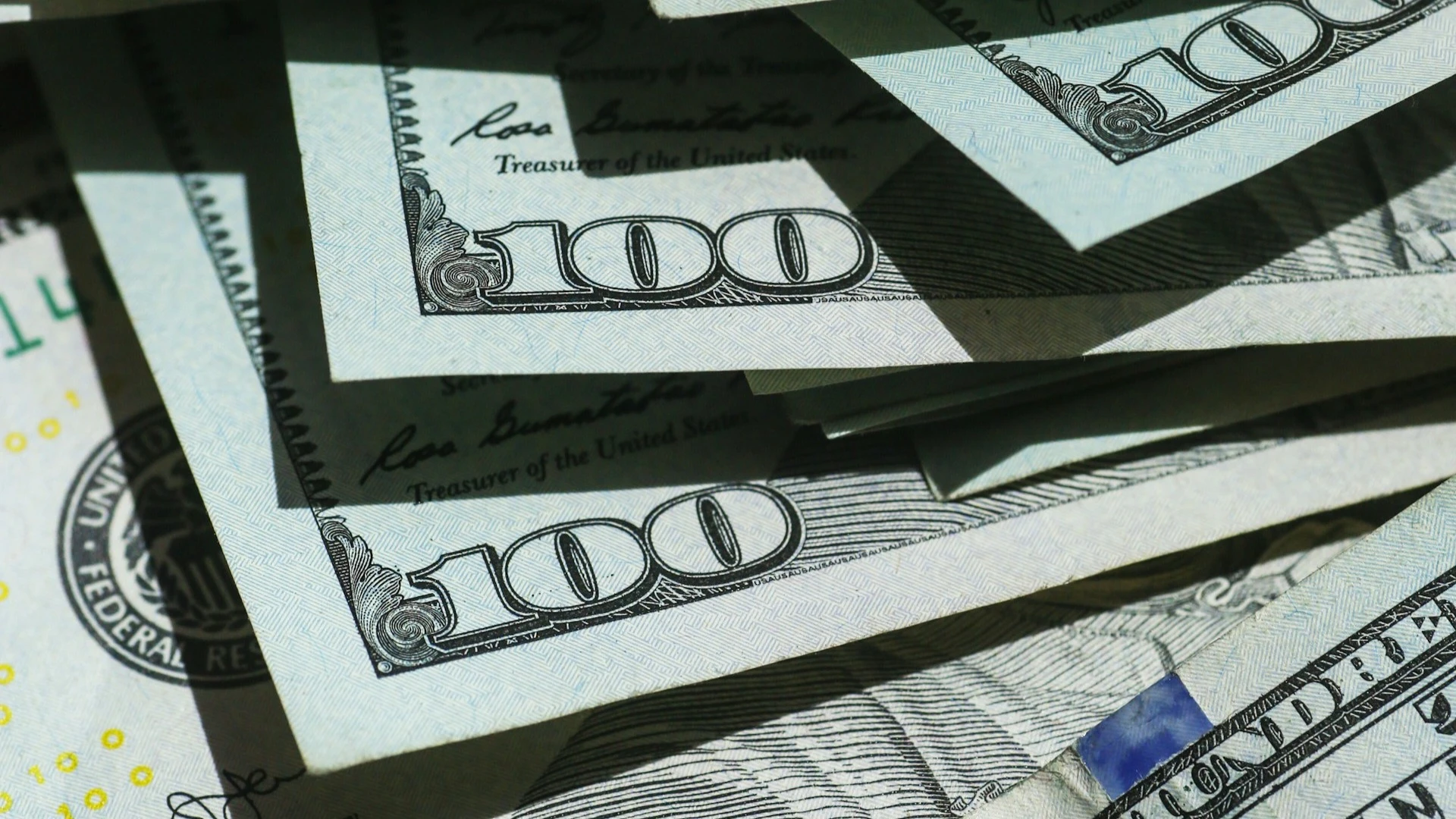 Analysts at U.S. banks are divided on the outlook for the dollar over the next six months / Photo: Unsplash/Giorgio Trovato