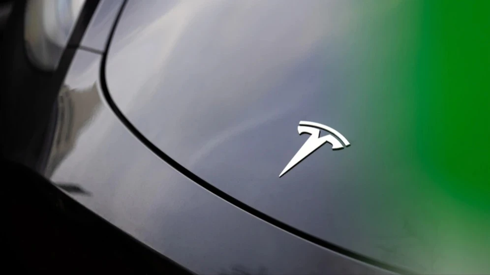 Последний торговый день этой недели в Нью-Йорке стал для Tesla худшим с лета 2025 года / Фото: Tobias Arhelger / Shutterstock