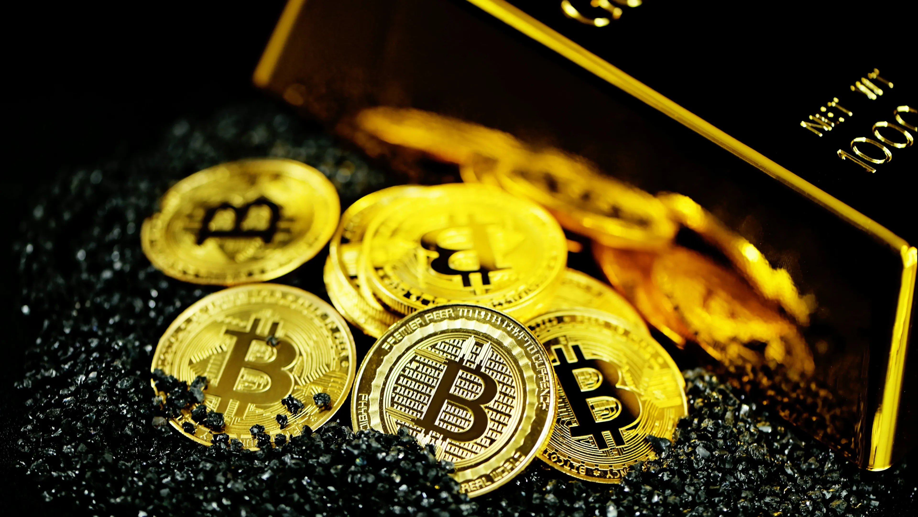 Цены на золото в июне снизились более чем на 11%, для биткоина прошлый месяц стал худшим со времен криптозимы 2022 года. Фото: Kanchanara / Unsplash.com