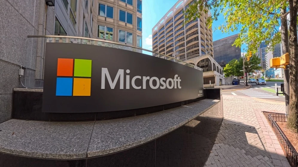 Ранняя ставка на OpenAI позволила Microsoft выйти в лидеры рынка облачных мощностей для ИИ, считает Bloomberg / Фото: Kosoff/Shutterstock.com