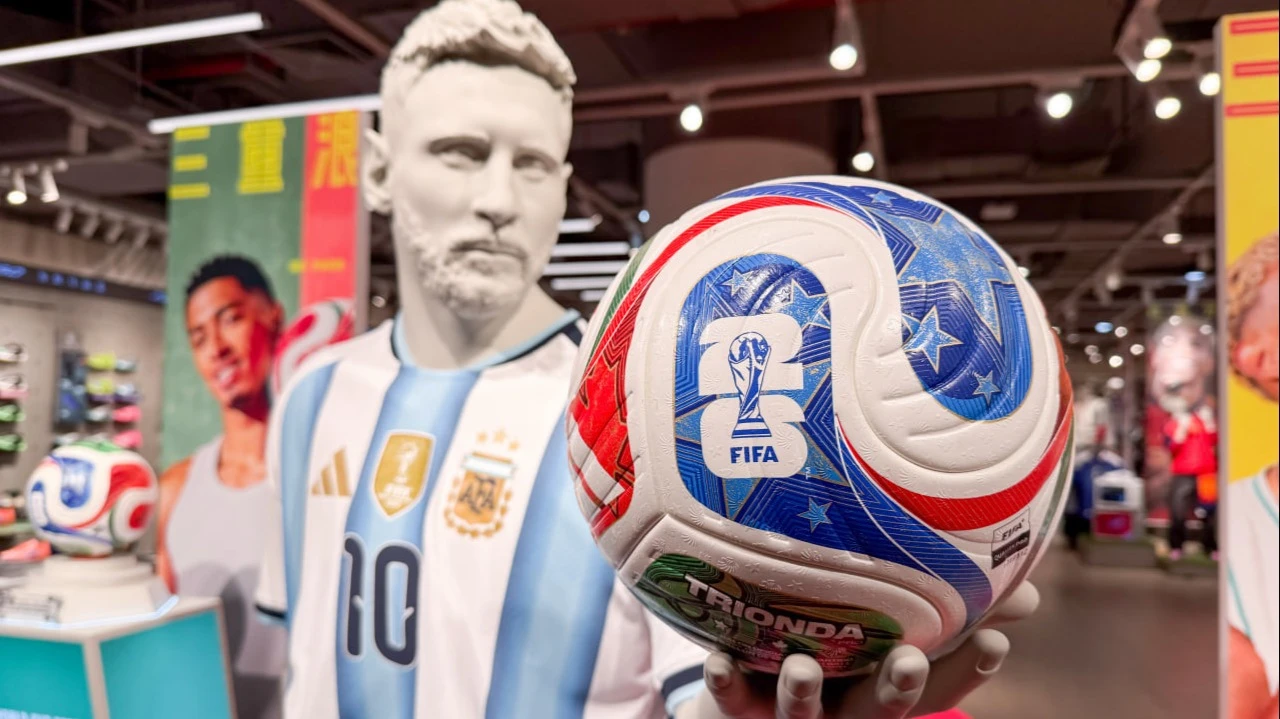 ЧМ по футболу усилит позиции Adidas в США, считают в UBS / Фото: onapalmtree / Shutterstock.com