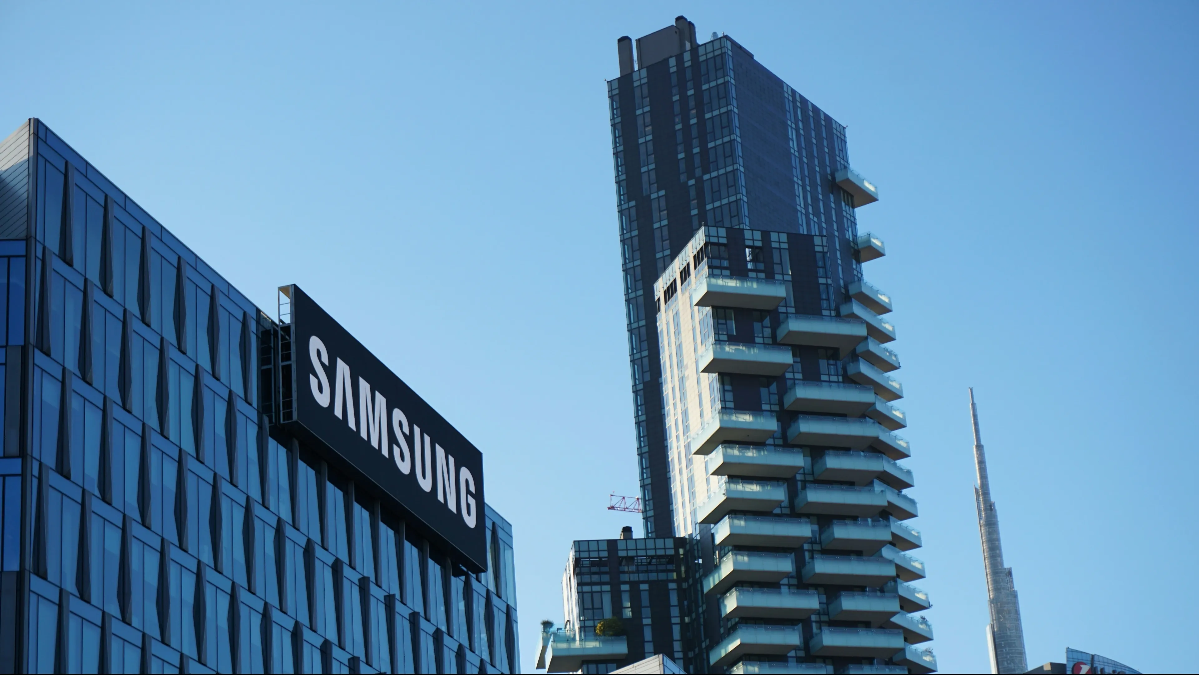Прибыль Samsung взлетела благодаря резкому росту спроса на память для искусственного интеллекта / Фото: Unsplash / Babak Habibi