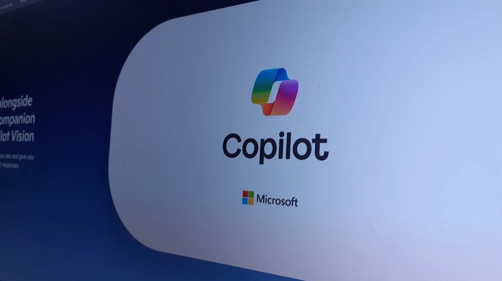 Microsoft стала выполнять обработку запросов пользователей в Exсel и Outlook собственными ИИ-моделями / Фото: Nwz / Shutterstock.com