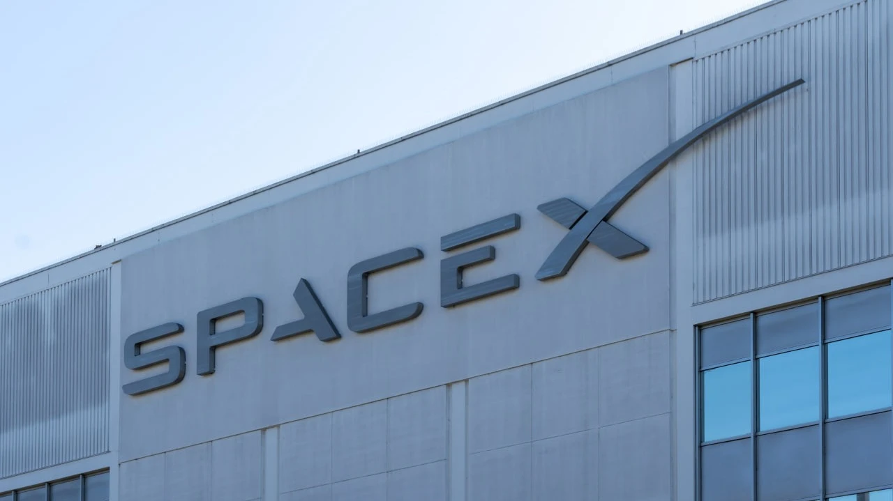 SpaceX shares fell more than 5% on the day the company was added to the Nasdaq-100 index / Photo: JHVEPhoto / Shutterstock.com