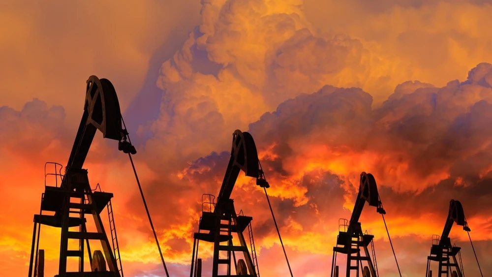 Oil prices rose sharply during trading on July 8 / Photo: muratart/SHutterstock