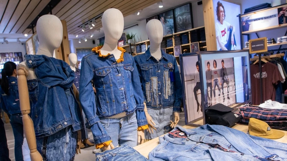 Levis активно расширяет сегмент женской одежды / Фото: Wisnu Gareng/Shutterstock.com