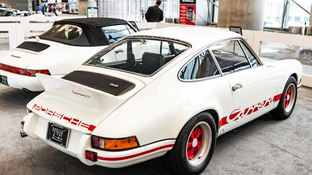 Культовый спорткар Porsche 911 производится с 1964 года / Фото: Just dance/Shutterstock.com