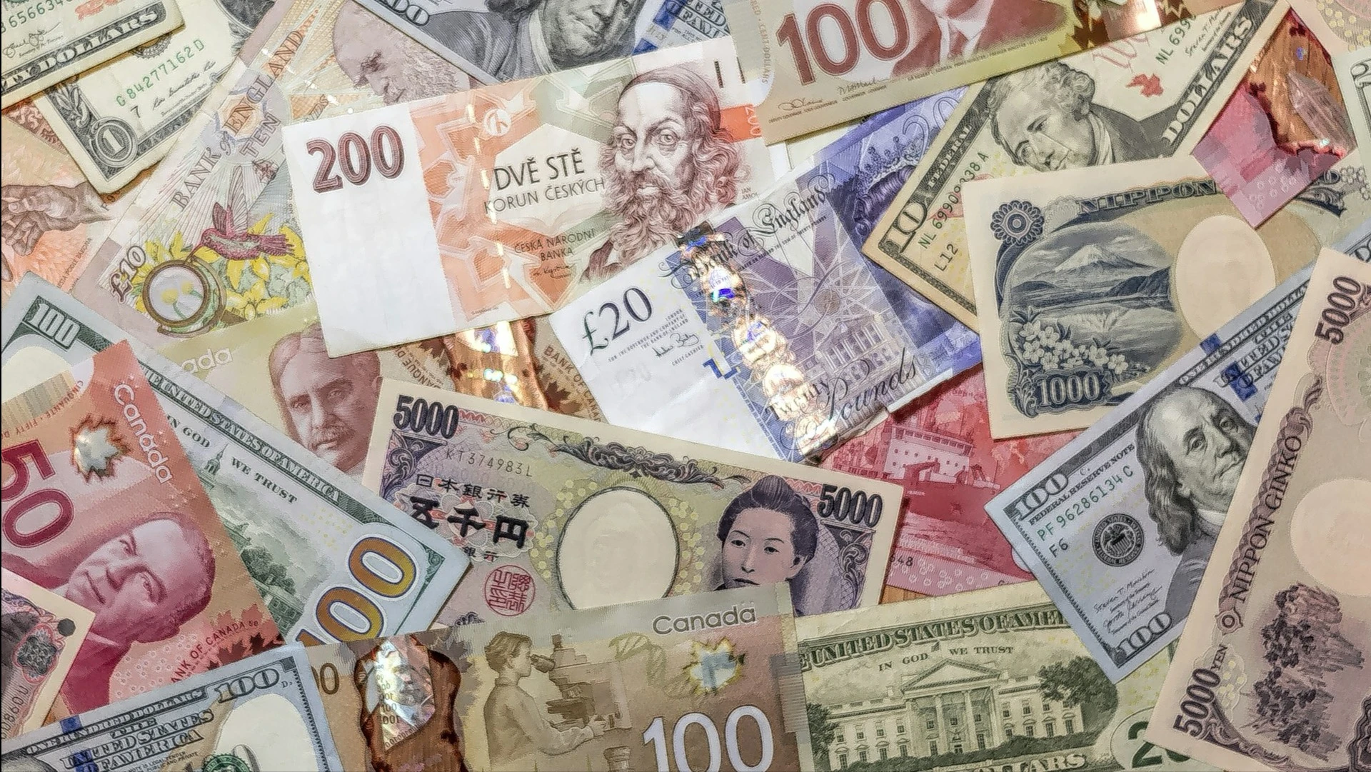 Goldman recommends trading the yen, the Swiss franc, and the euro in the coming months / Photo: Unsplash/John McArthur