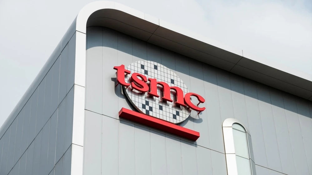 Выручка TSMC за период с апреля по июнь составила рекордные 1,27 трлн тайваньских долларов / Фото: Jack Hong/Shutterstock