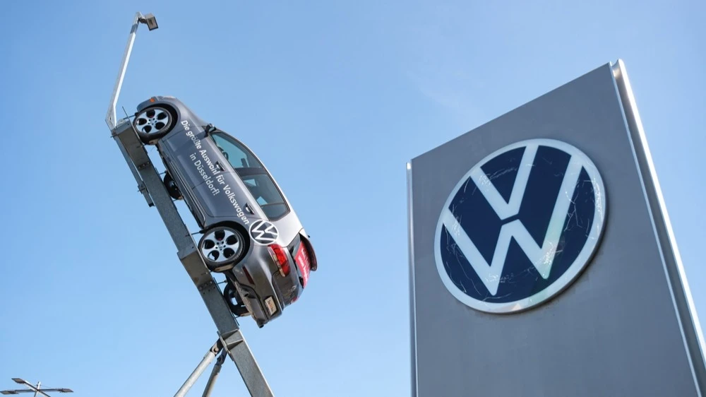 Volkswagen может сократить еще 50 000 рабочих мест, заявил во внутреннем письме глава автопроизводителя / Фото: Alexander Fedosov / Shutterstock