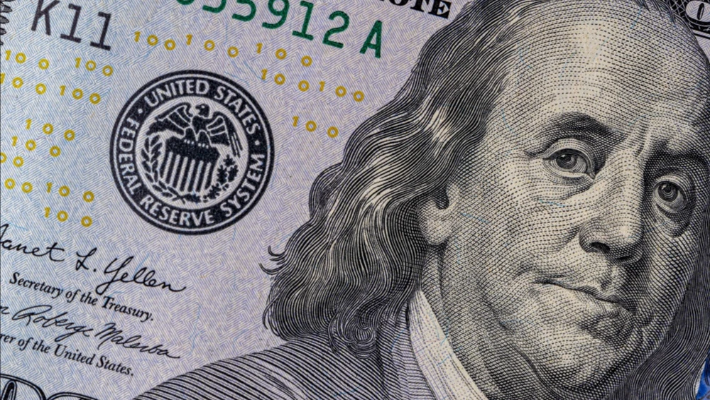 Foreign investment in U.S. AI-related stocks has influenced the dollar’s exchange rate, according to Apollo Global Management / Photo: Tamakhin Mykhailo / Shutterstock.com