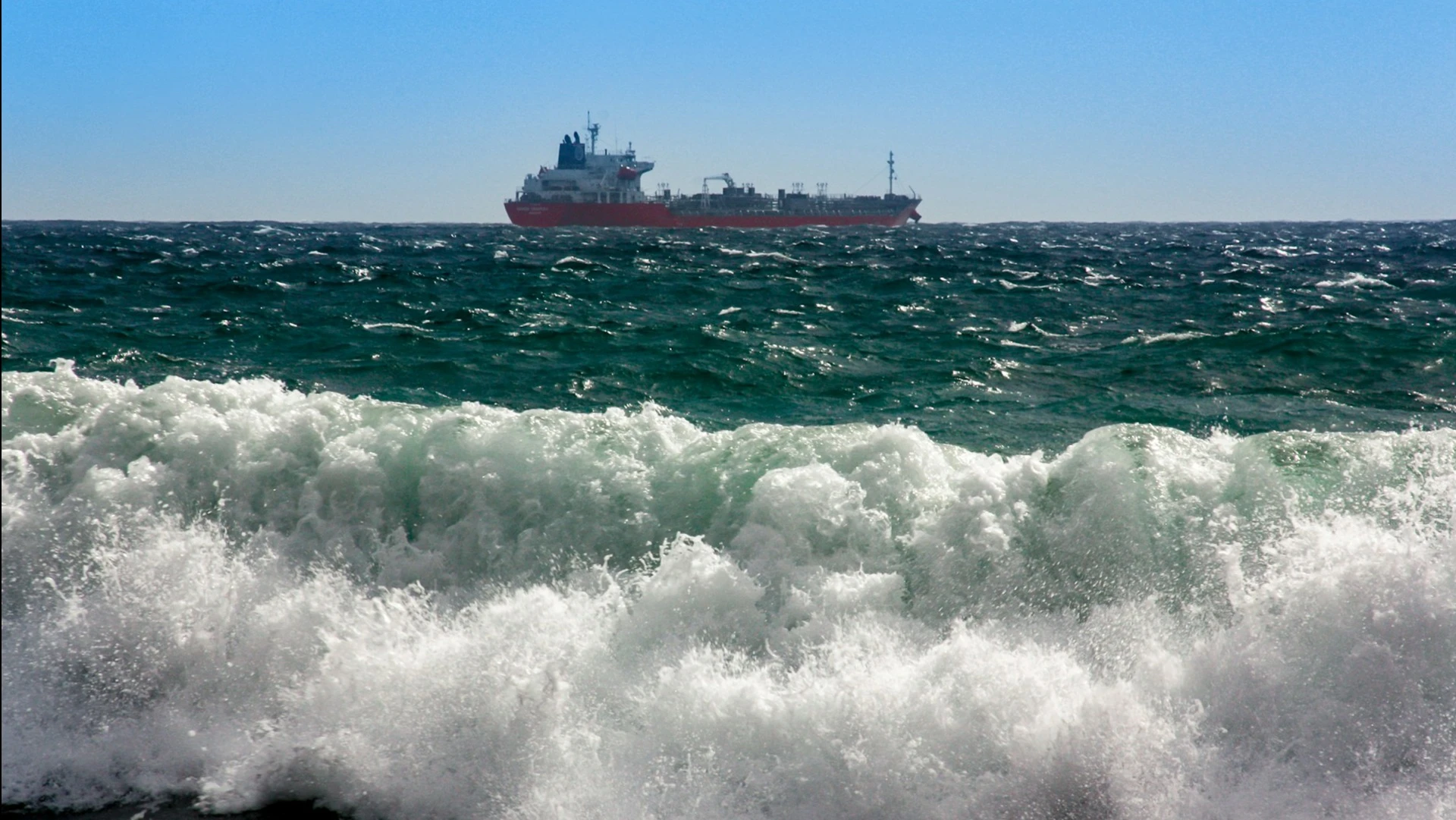Нефть отреагировала резким ростом на эскалацию в Ормузском проливе / Фото: Unsplash/Mauro Shared Pictures