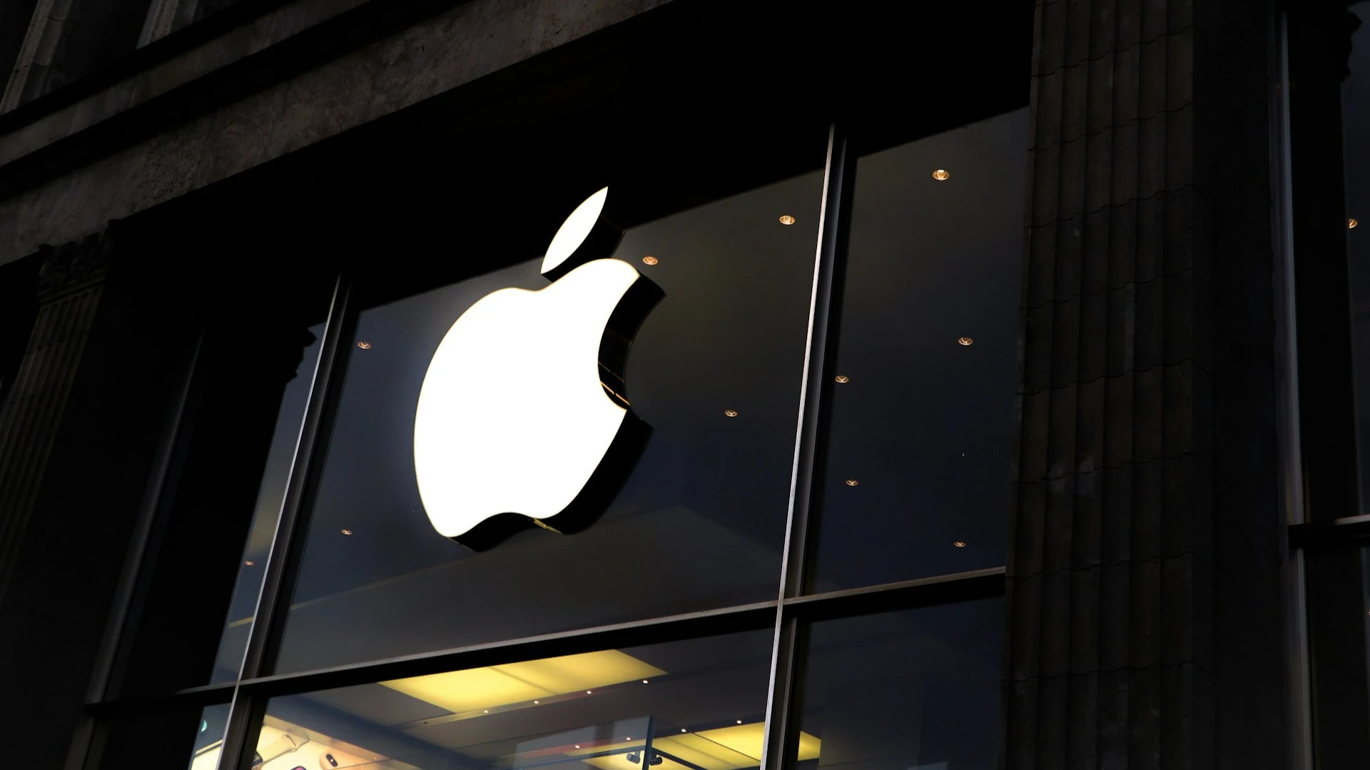 Аналитик KeyBanc считае акции Apple переоцененными / Фото: Unsplash.com / Laurenz Heymann