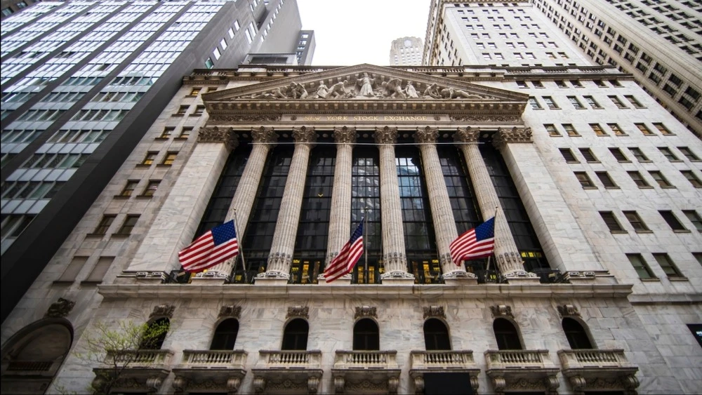 Freedom Brokers baseline scenario projects that the S&P 500 could reach 8,000 points by the end of 2026, representing a 5.5% increase / Photo: Karolis Kavolelis / Shutterstock.com