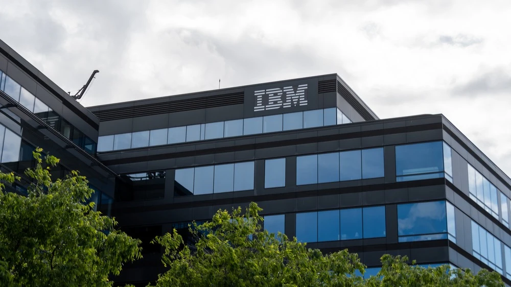 Oppenheimer понизил рейтинг IBM / Фото: HJBC/Shutterstock