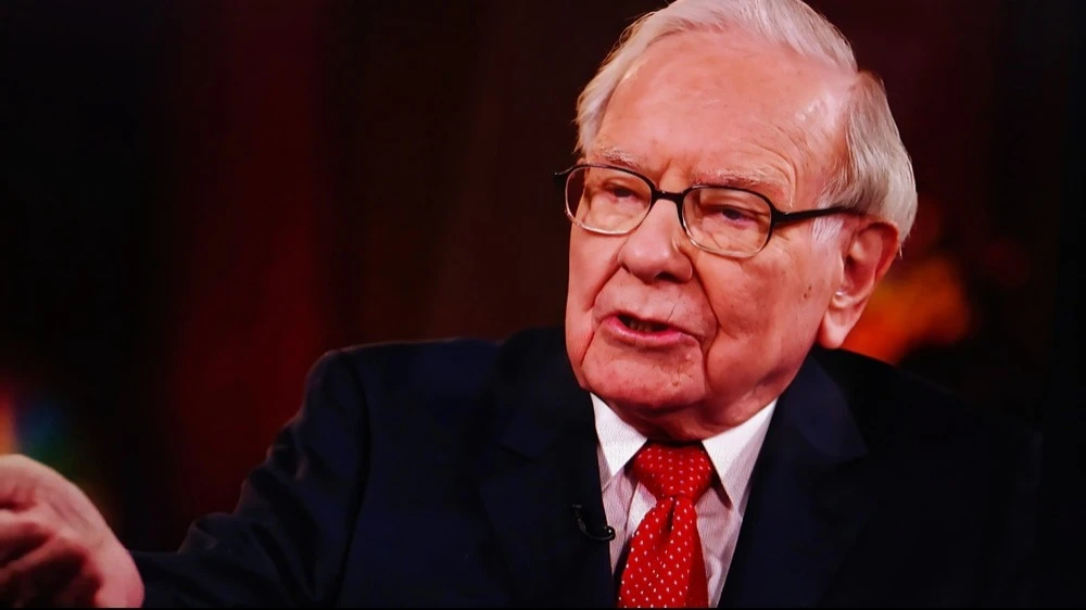 Warren Buffett said that he was the one who initiated the purchase of Alphabet shares / Photo: Shutterstock.com / FotoField