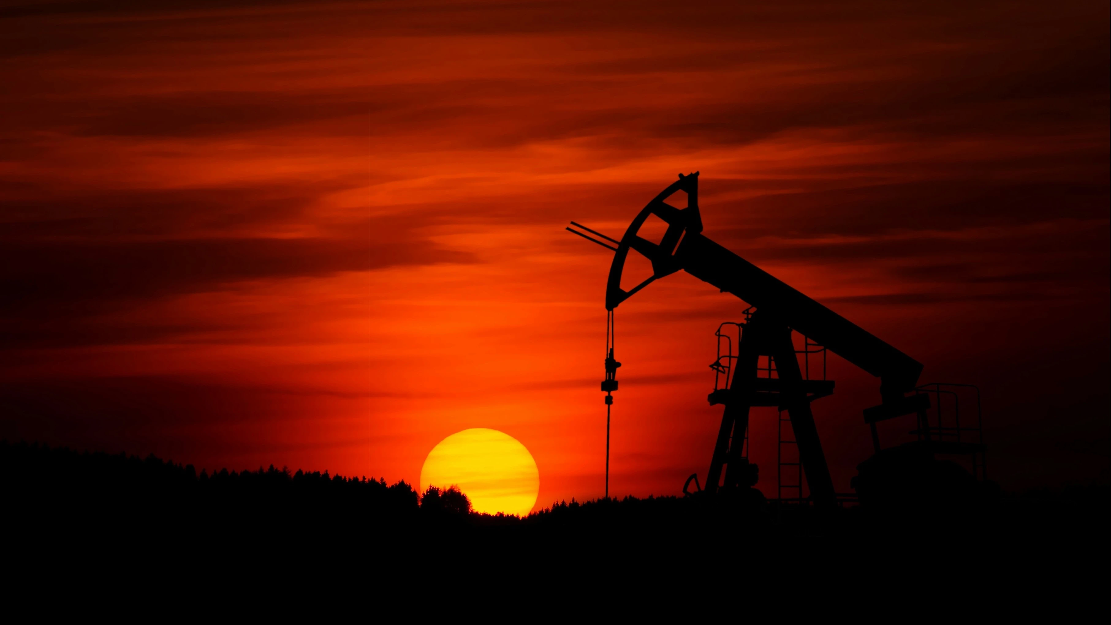 Влияние нефтяных шоков на экономику в наше время оказывается менее продолжительным. Негативный эффект сглаживается, в том числе, инвестиционным бумом в сфере ИИ. Фото: Zbynek Burival / Unsplash.com