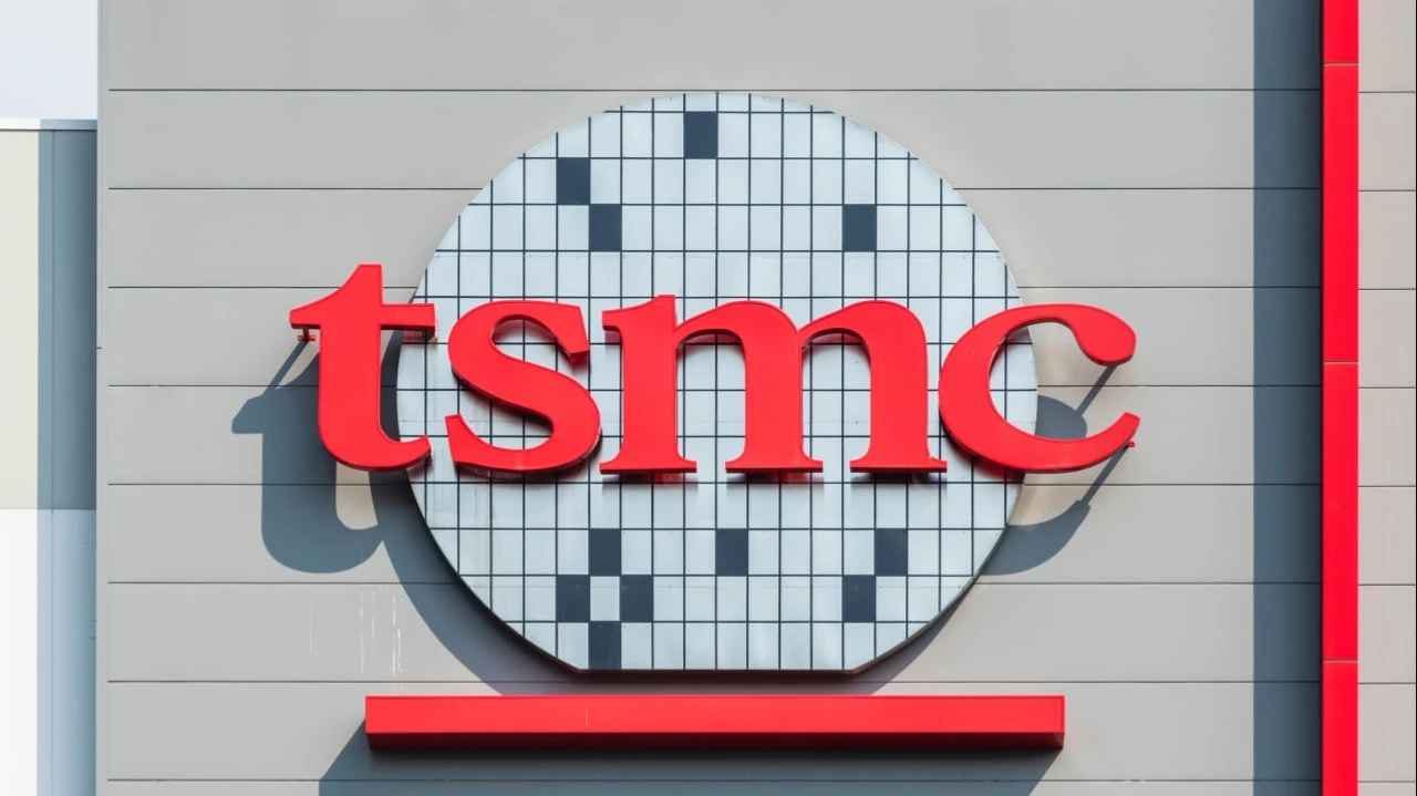 TSMC Sets the Benchmark for Chip Demand Across the Entire AI Value Chain / Photo: Jack Hong / Shutterstock.com