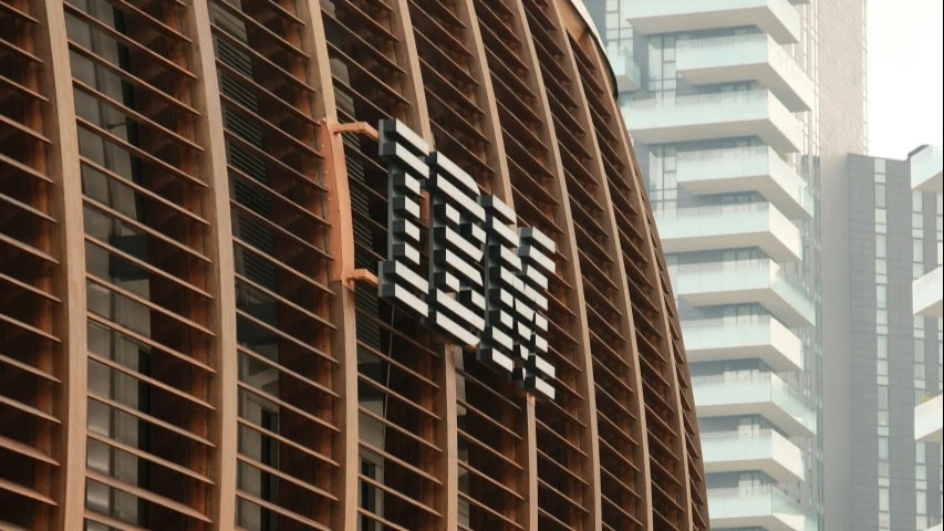 IBM предупредила, что клиенты стали перераспределять бюджеты с ее продуктов в пользу чипов и ИИ-инфраструктуры. Это привело к обвалу на рынке. Фото: Claudio Schwarz / Unsplash.com