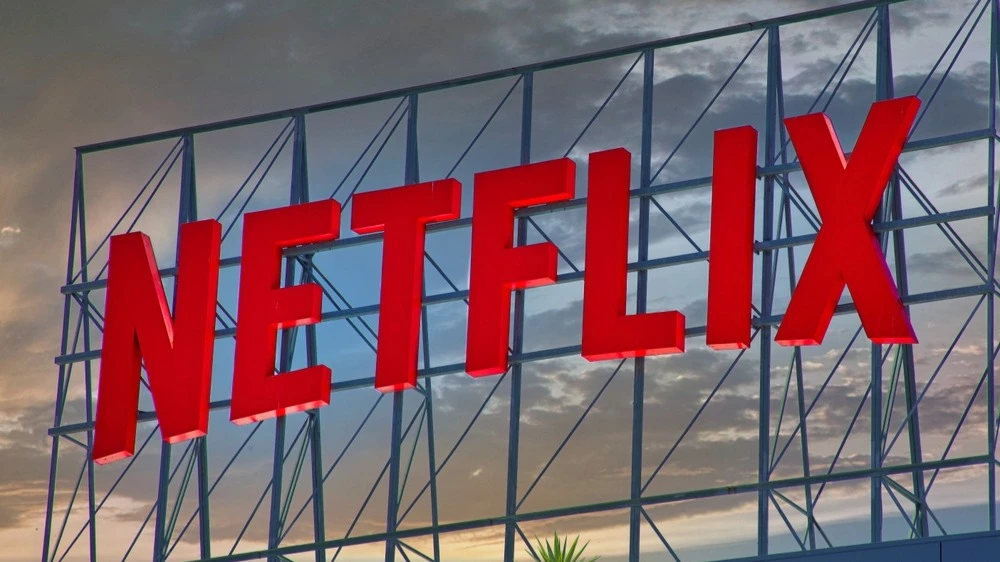 Netflix Faces Risk Ahead of Earnings Report After Losing $257 Billion in Market Capitalization / Photo: Elliott Cowand Jr / Shutterstock