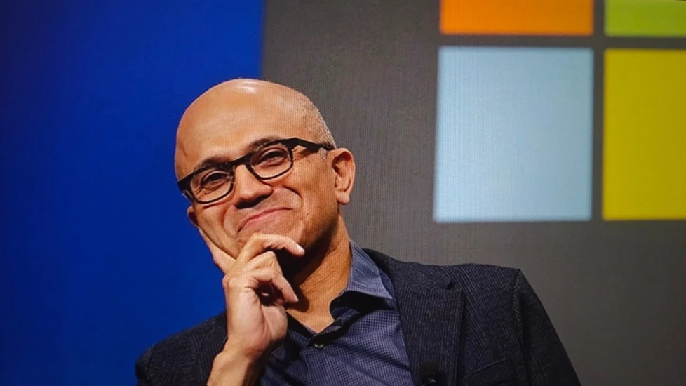 Microsoft под руководством Сатьи Наделлы в ноябре 2025 года вложила в Anthropic $5 млрд / Фото: FotoField / Shutterstock.com