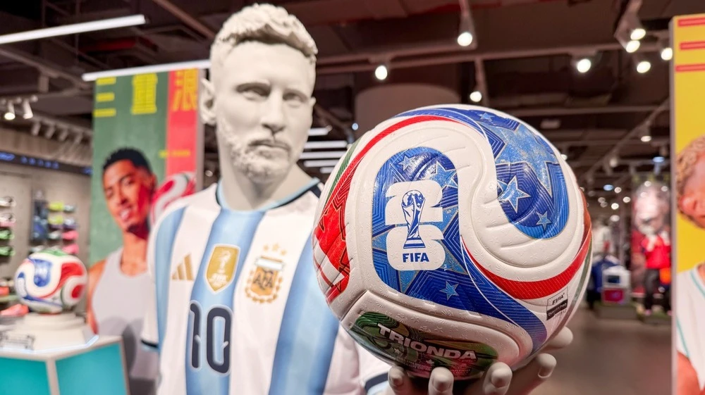 В форме Adidas в финале чемпионата мира по футболу будут выступать команды Испании и Аргентины. Это поможет акциям компании, считают на Уолл-стрит / Фото: Shutterstock.com/onapalmtree