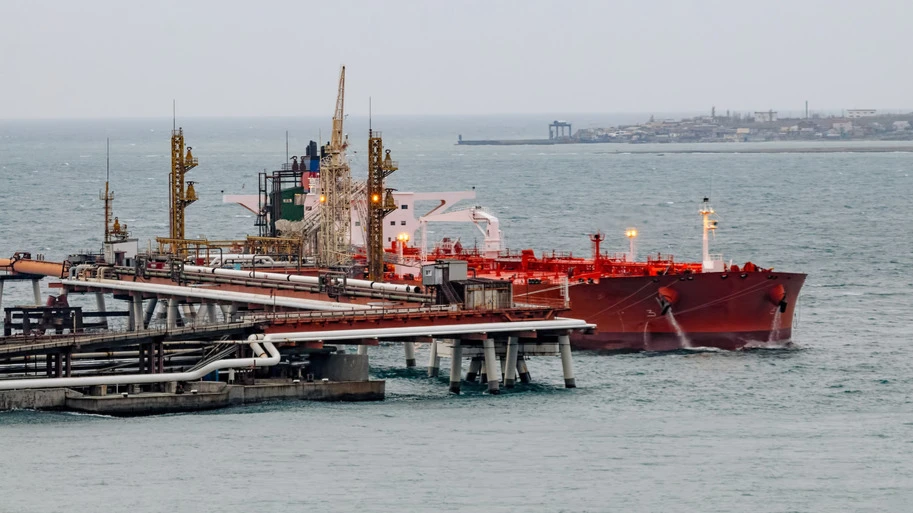Дрон ударил по танкеру у причала нефтетранспортной компании КТК в Черном море / Фото: Igor Grochev / Shutterstock.com