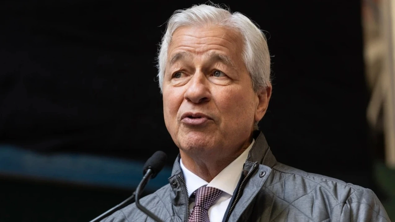 Jamie Dimon, who has led JPMorgan Chase for more than 20 years, advises against confusing the long-term potential of AI with guaranteed returns on all AI-related securities / Photo: lev radin/Shutterstock.com