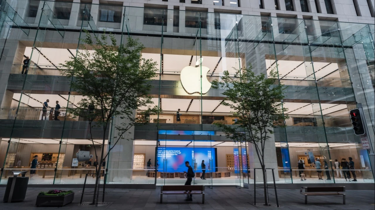 Apple hopes to capitalize on the popularity of high-performance laptops in the age of AI agents / Vivid Brands / Shutterstock.com