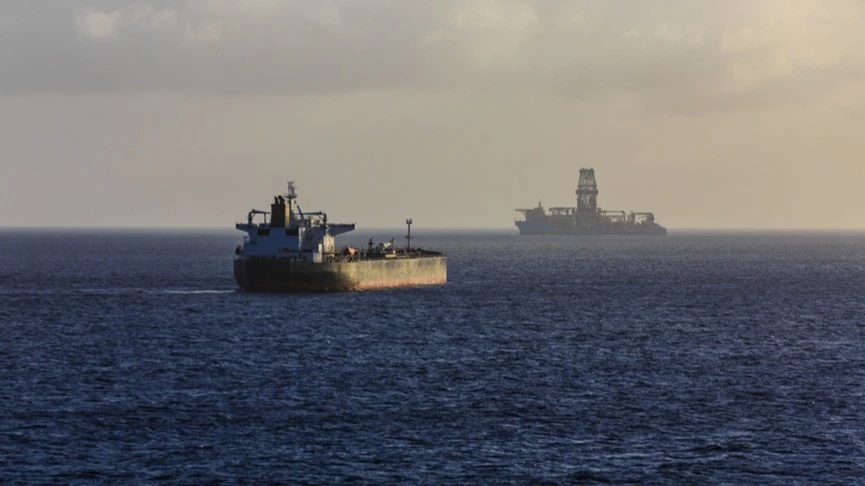 Стоимость Brent превысила $96 после того, как у берегов Саудовской Аравии неизвестный снаряд попал в нефтяной танкер / Фото: Shutterstock.com
