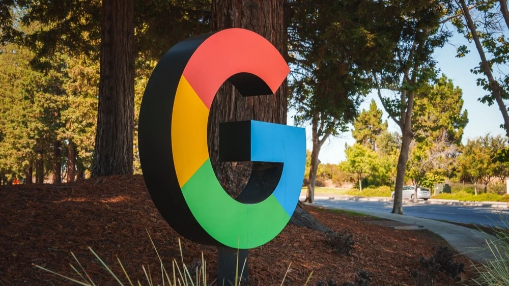 Google Fined $1 Billion for Restricting Competition in the EU / Photo: NorthSky Films / Shutterstock