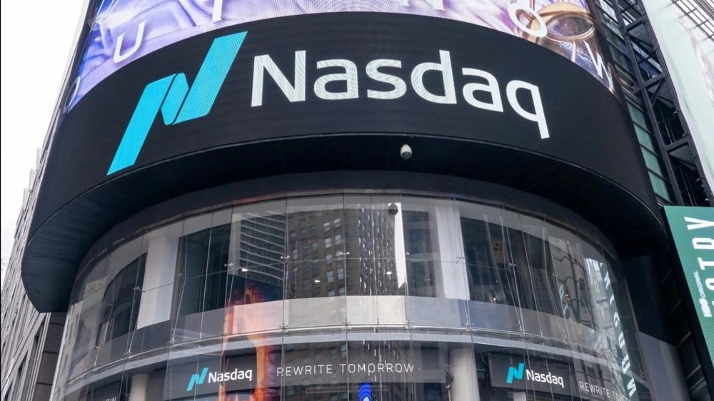 Nasdaq has changed its rules to simplify the delisting process for companies with a market capitalization of less than $5 million for 30 consecutive days / Photo: JHVEPhoto / Shutterstock.com