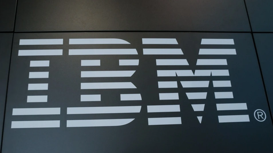Despite lowering its revenue growth forecast, IBM did not revise its free cash flow expectations / Photo: r.classen / Shutterstock.com
