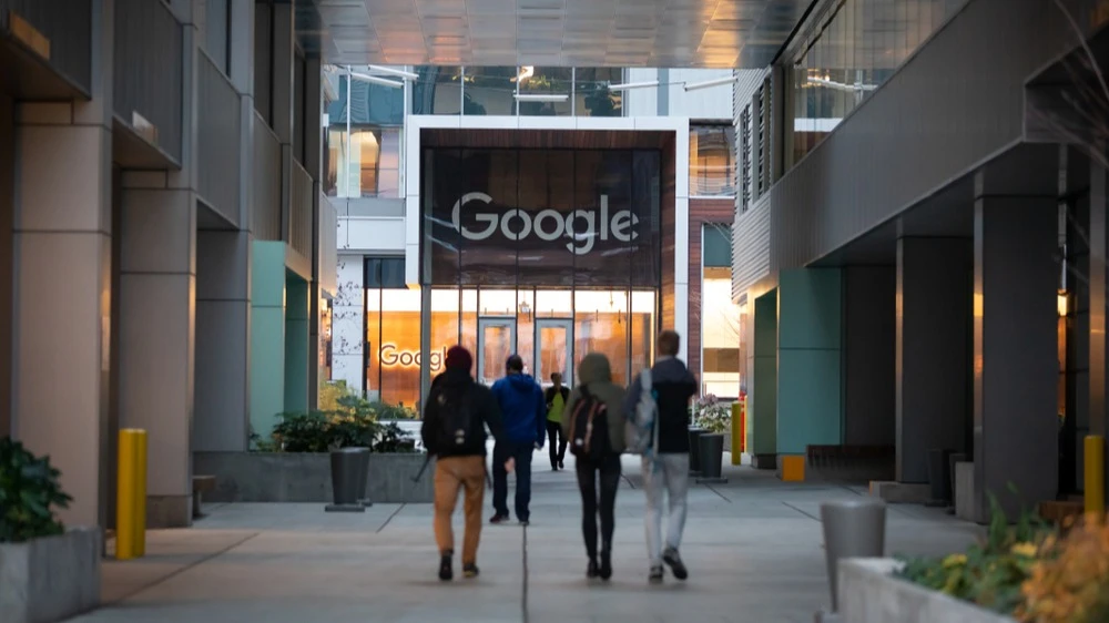 Google Reveals the Value of Its Stake in SpaceX and Its Private Businesses / Photo: VDB Photos/Shutterstock.com