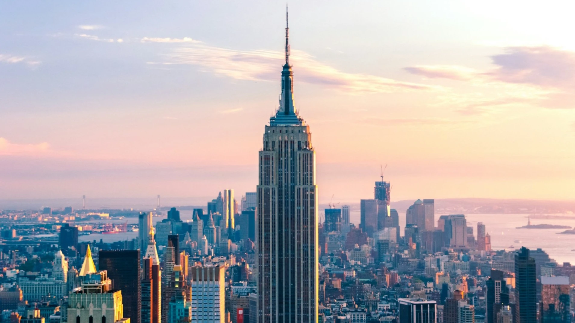 Investors will analyze the impact of new trade restrictions on inflation, along with macroeconomic data and corporate earnings reports / Photo: Unsplash/Kit Suman