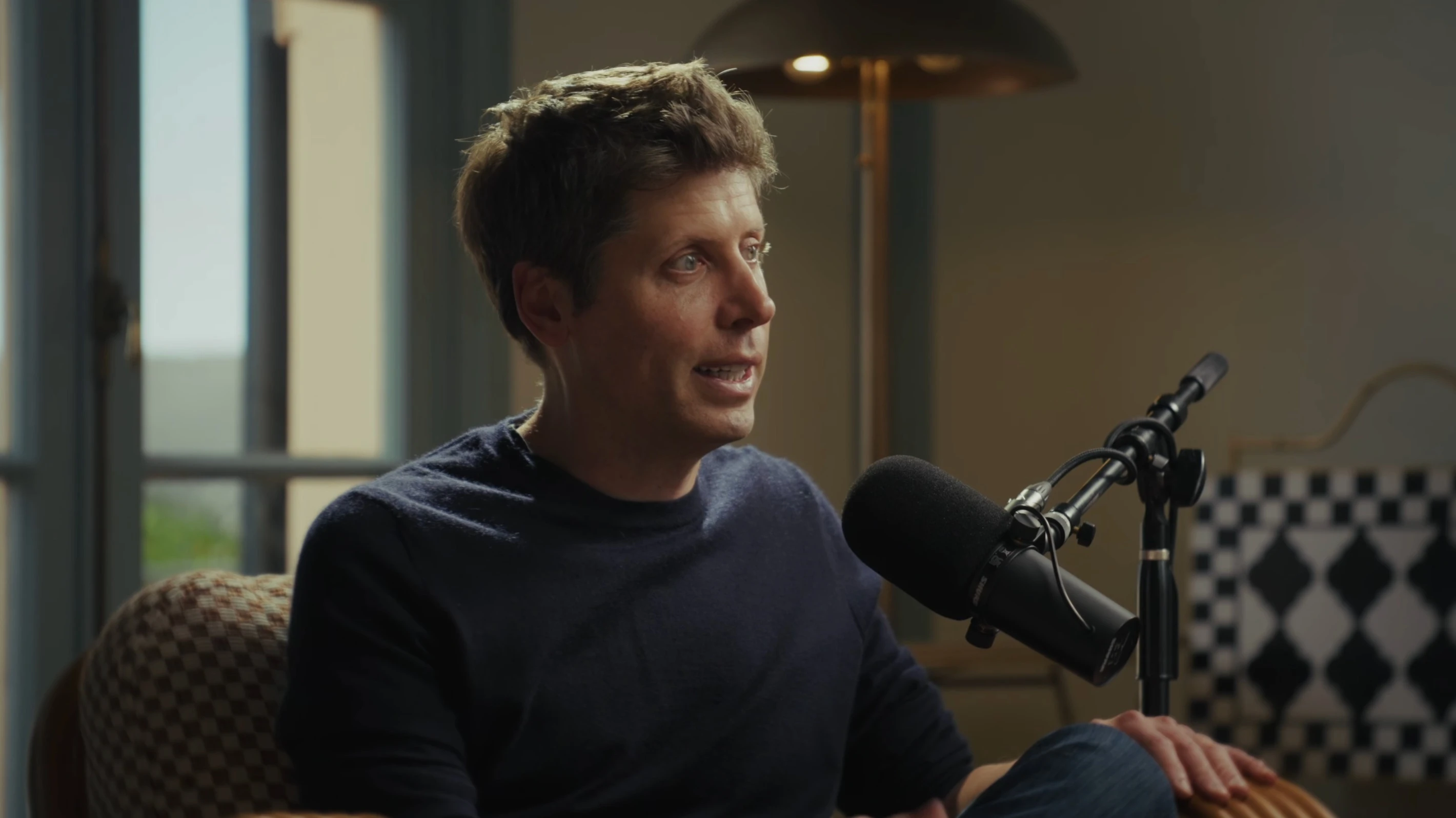 Sam Altman explained why people havent started working less thanks to AI / Photo: youtube.com/@ti_morse