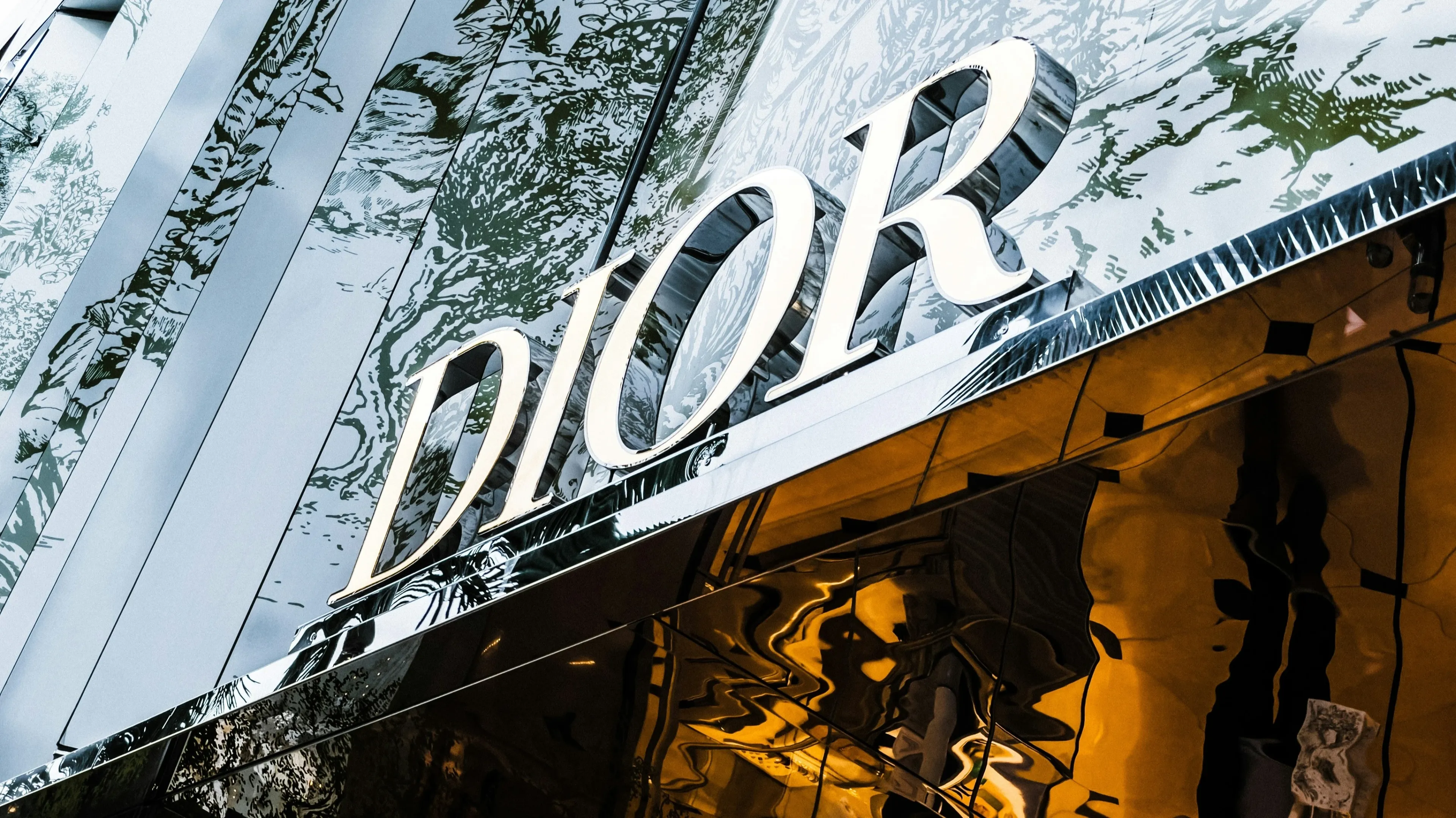 По данным LVMH, сразу после начала войны спрос на продукцию группы на Ближнем Востоке падал на 30–70% в зависимости от конкретных торговых центров и сегментов бизнеса  / Фото: Unsplash / Johnathan Kaufman