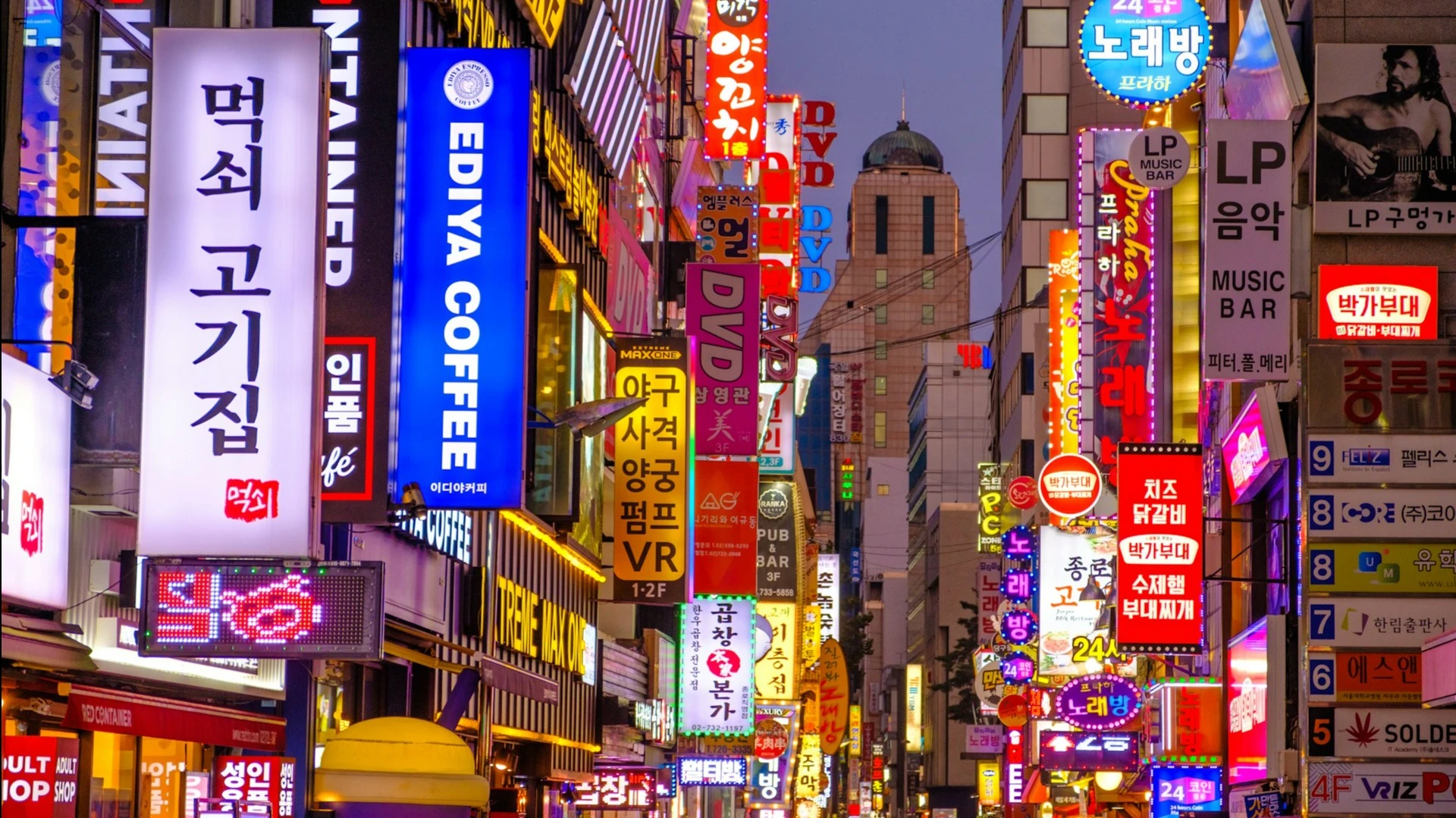 Stocks on the Seoul Stock Exchange plummeted on Tuesday / Photo: Unsplash/Yu Kato