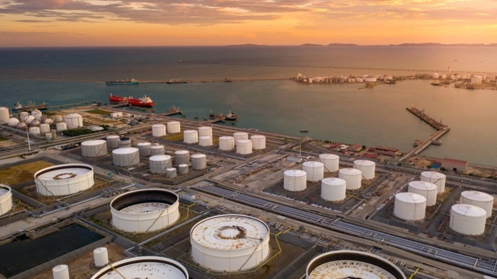Negotiators from Iran and Oman are trying to reach an agreement on resuming shipping through the Strait of Hormuz. Photo: Da Da Diamond / Shutterstock.com