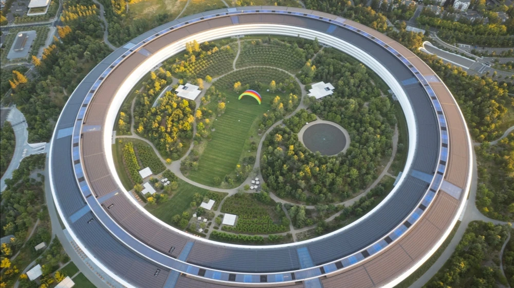 Apple стала второй публичной компанией после Nvidia, чья рыночная капитализация достигла $5 трлн / Фото: Zhuo Wen Chen / Shutterstock.com