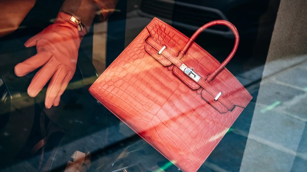 Hermès shares fell amid Chinas weak recovery / Photo: Andrei Antipov / Shutterstock