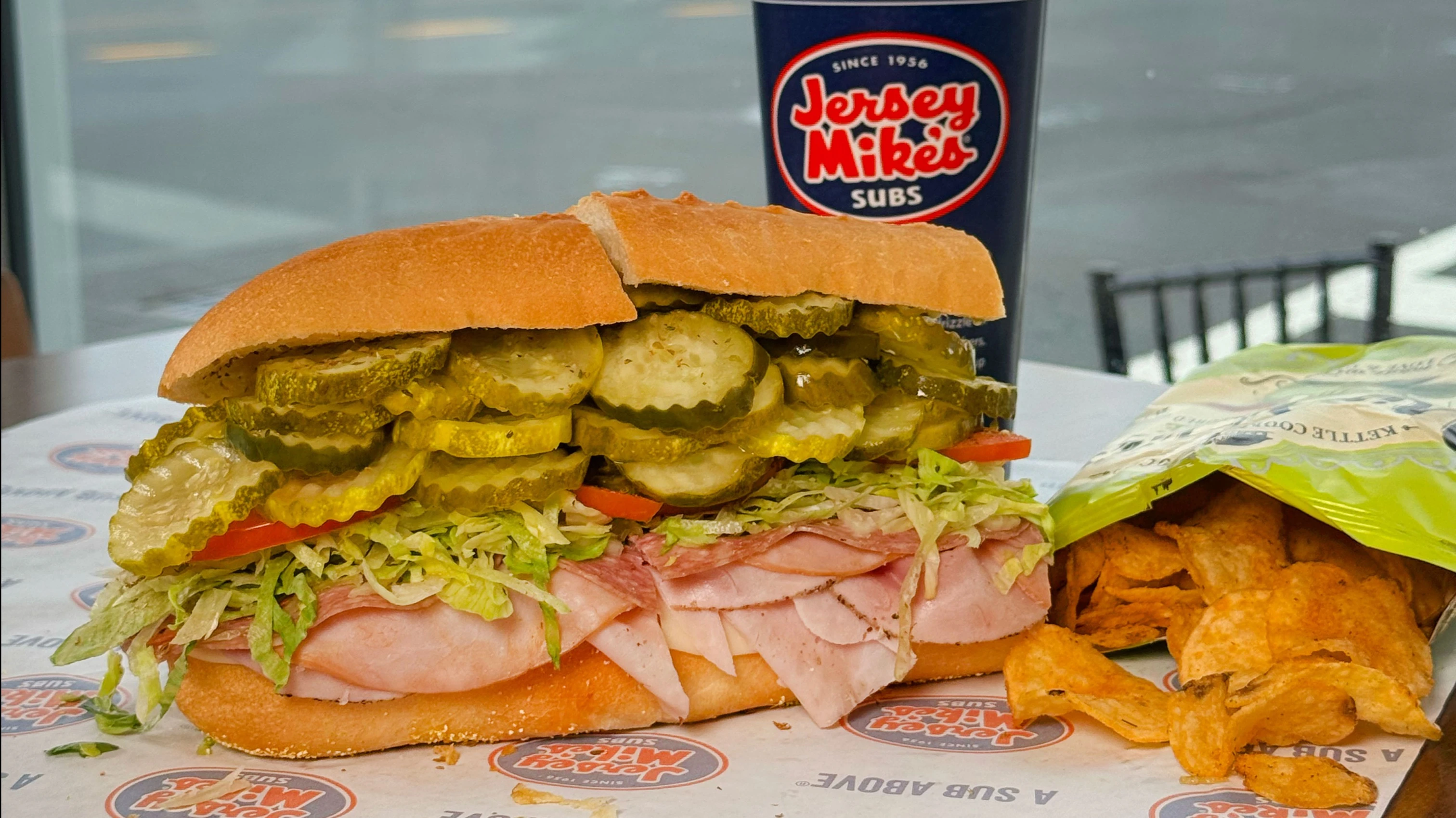 История бренда Jersey Mike’s началась в 1956 году / Фото: X/Jersey Mikes