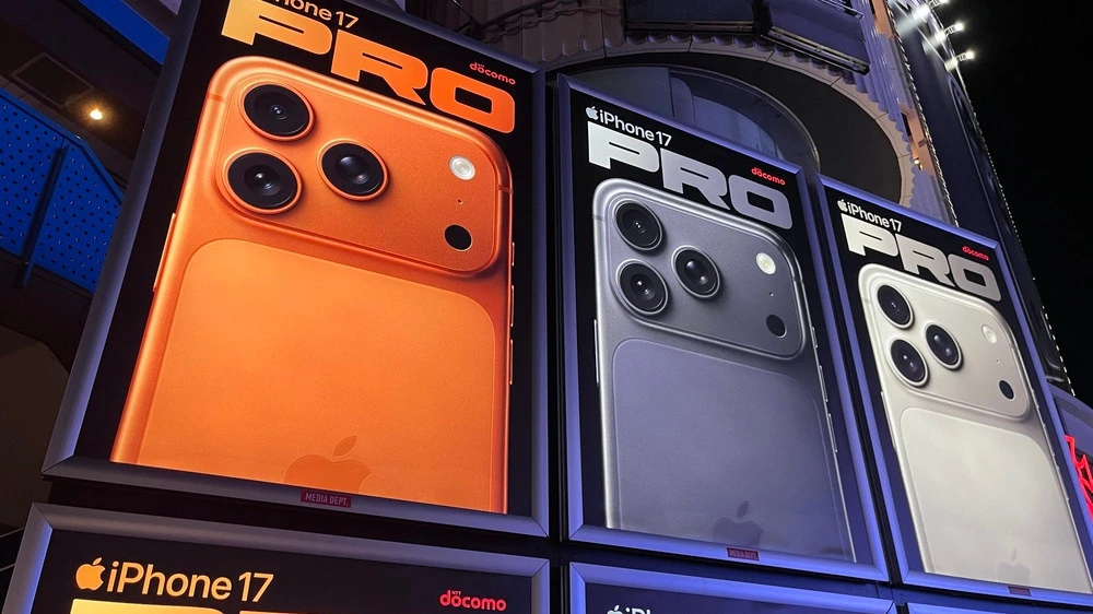 Shares of the iPhone maker plummeted 9.9% following the earnings report / Photo: slyellow / Shutterstock.com