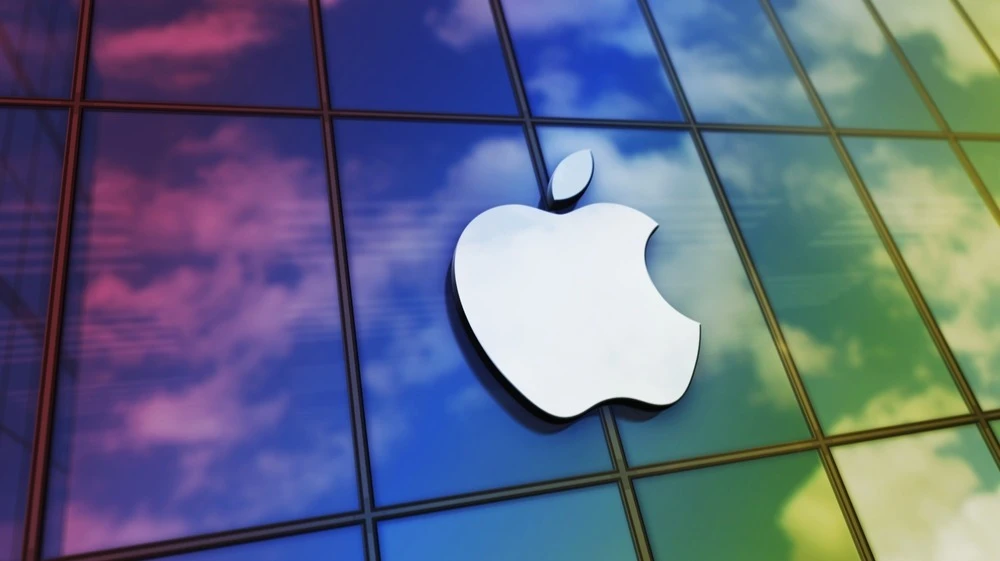 Due to a shortage of components, Apple raised prices on Mac computers and iPad tablets in June. Photo: Skorzewiak / Shutterstock