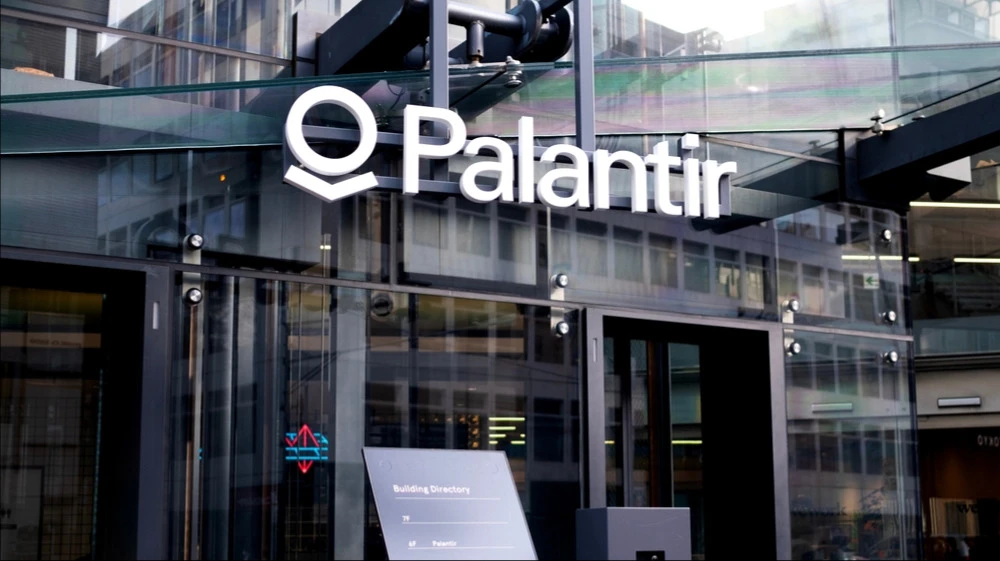 Palantir Raises Revenue and Profit Forecasts for 2026 / Photo: Hiroshi-Mori-Stock / Shutterstock.com