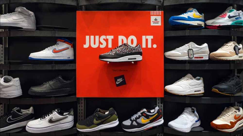 Since the start of the year, Nike shares have fallen 35%, while the S&amp;P 500 index has risen 13% / Photo: pio3 / Shutterstock.com