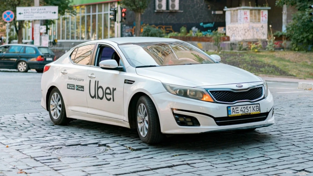 Uber поделился осторожным прогнозом на третий квартал / Фото: AndriiKoval / Shutterstock.com