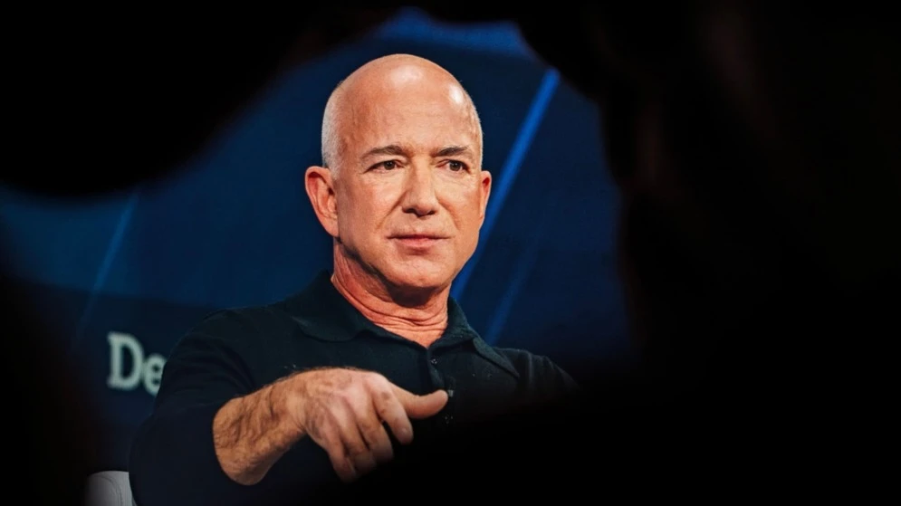 Jeff Bezos stepped down as Amazons CEO in 2021 / Photo: FotoField / Shutterstock.com